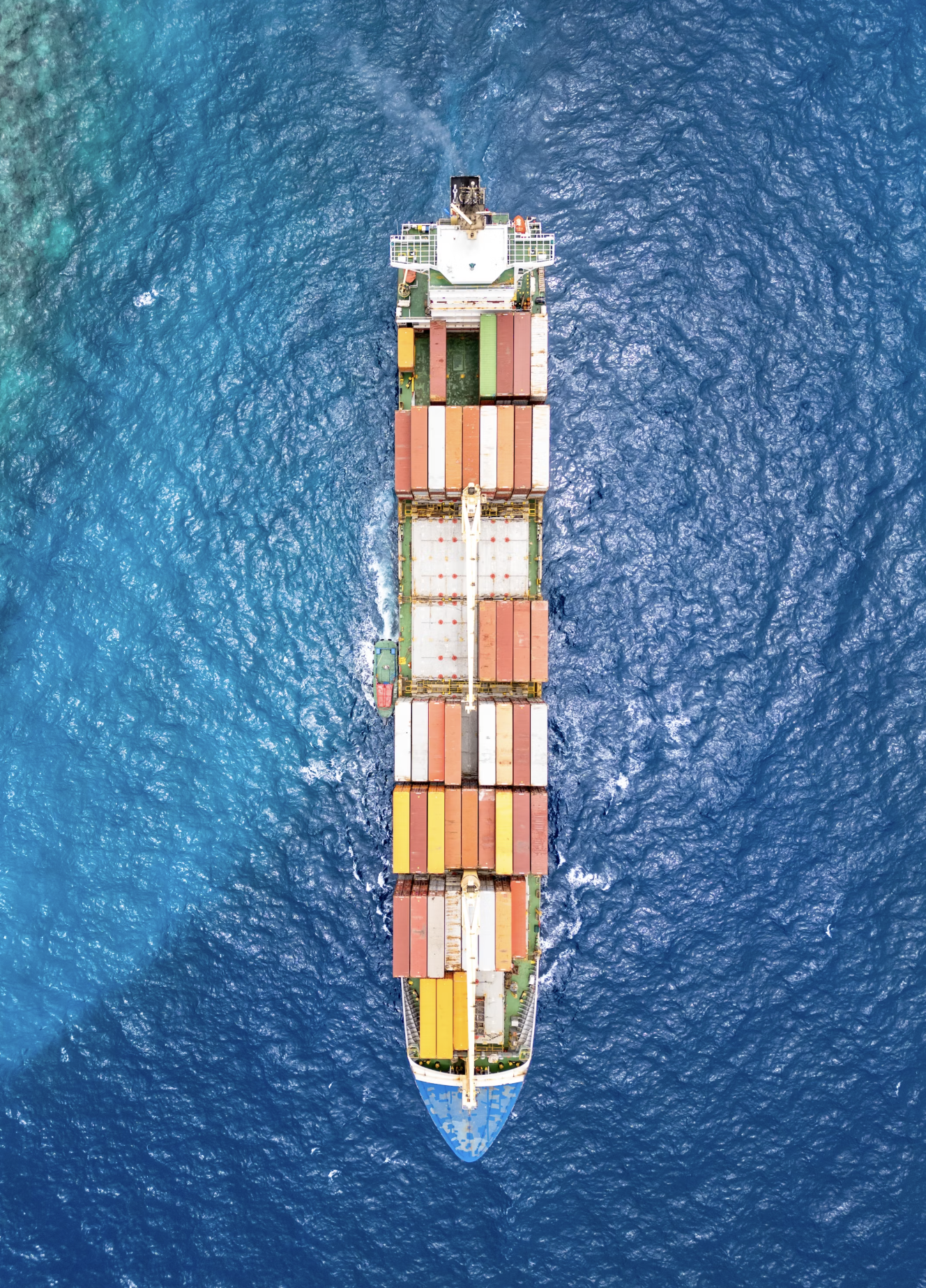 Vista aérea de navio porta-contêineres no mar